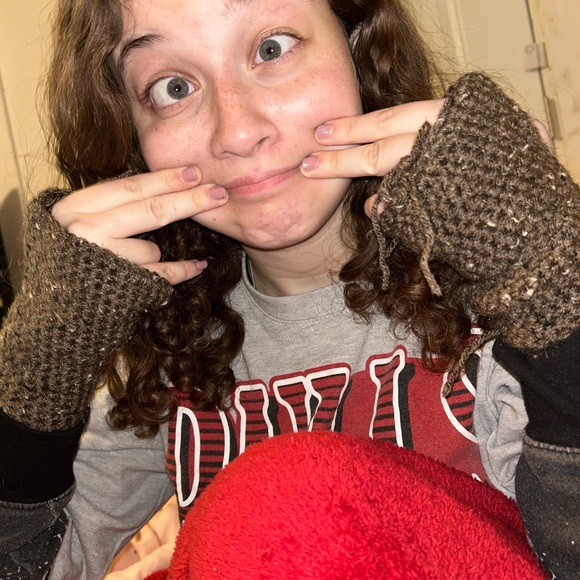 Handmade Fingerless Gloves 🐻 - Picture 3 of 3